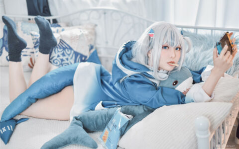 [Cosplay][8K]ElyEE子 NO.070 噶呜·古拉(小鲨鲨) Gawr Gura