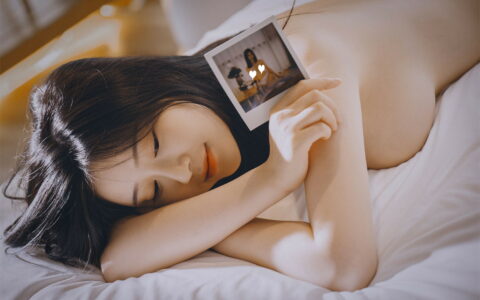 推特模特 年年十八 - 宝利来女孩 Polaroid Girl