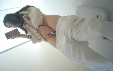 女神妹子上廁所突然來了性欲,當場手淫高潮噴水 [NSFW]