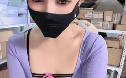 林安安 - 仓库管理员 上班直播超刺激 同事还在后边工作