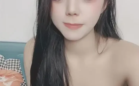 甜秘密 - 粉嫩美乳学妹收费房 应榜一大哥狂插喷水