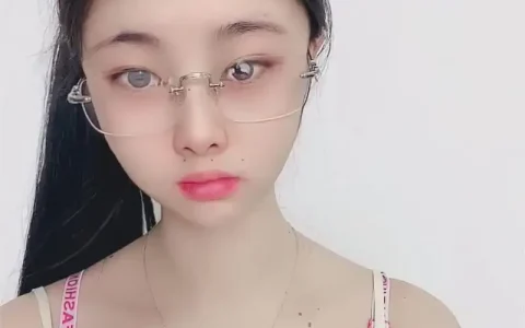 秦瑶 – 皮肤很白的学生妹大秀 这种的才是极品